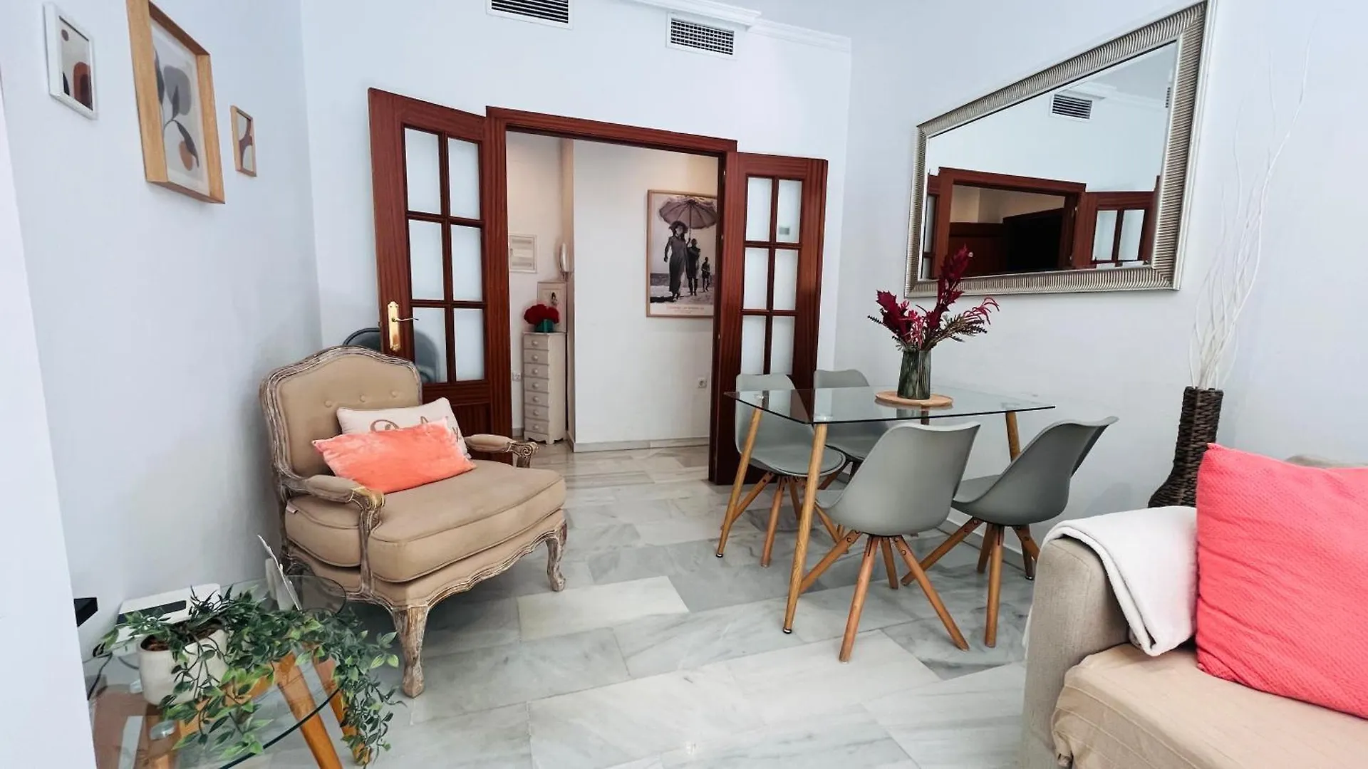 Homely Malaga Atarazanas Апартаменты